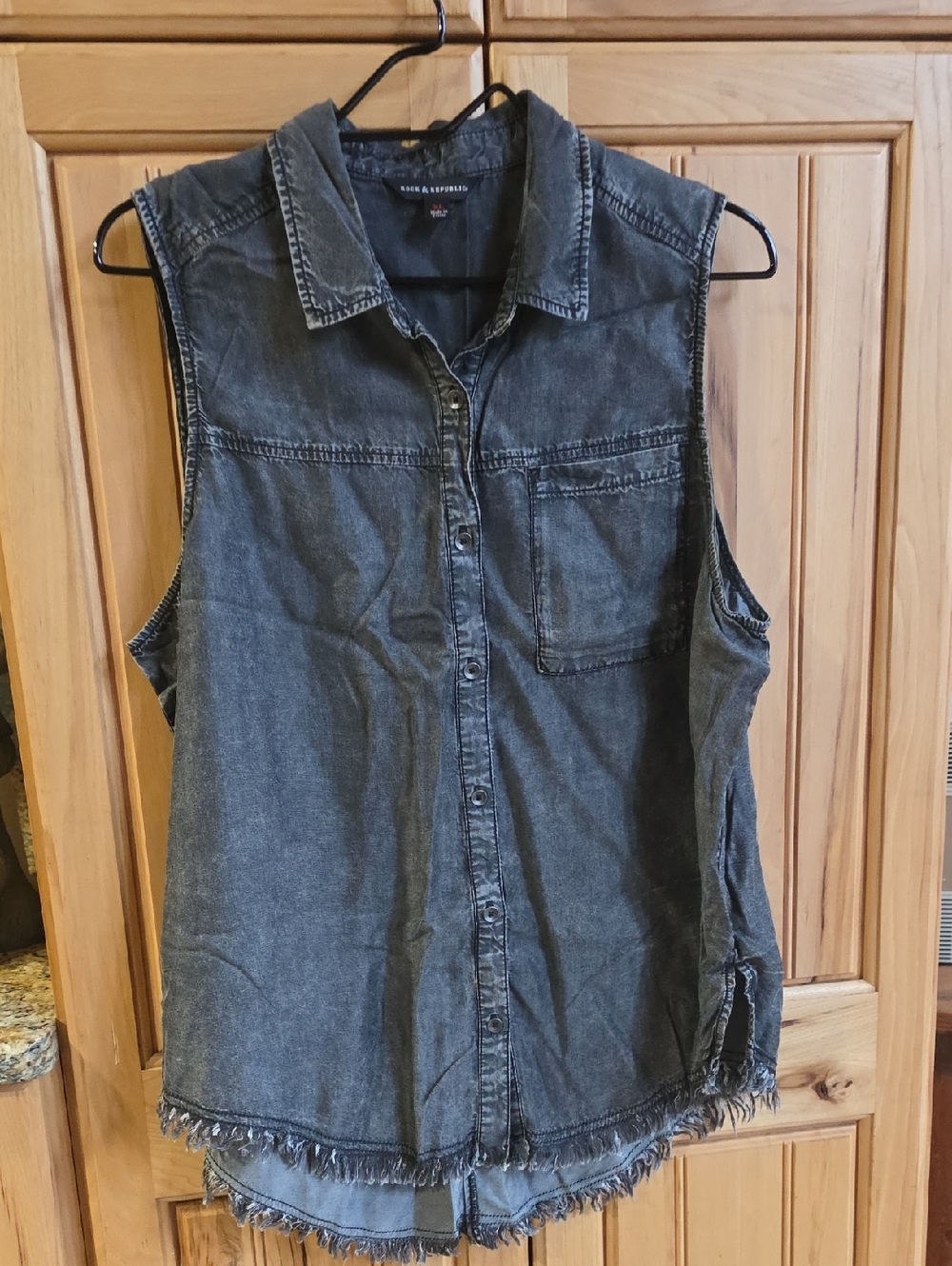 Rock & Republic Black Button-Up Sleeveless Shirt